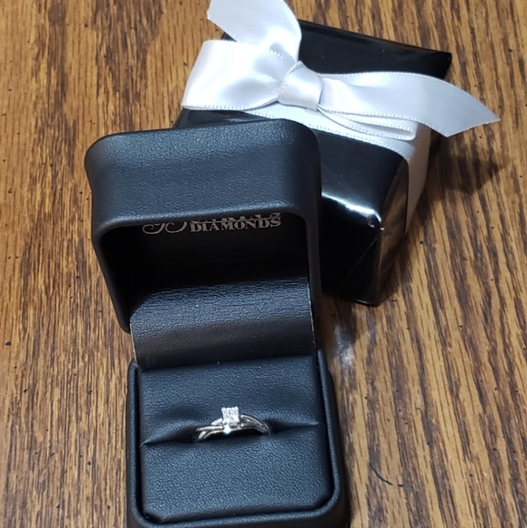 Ring - Picture 3 of 4